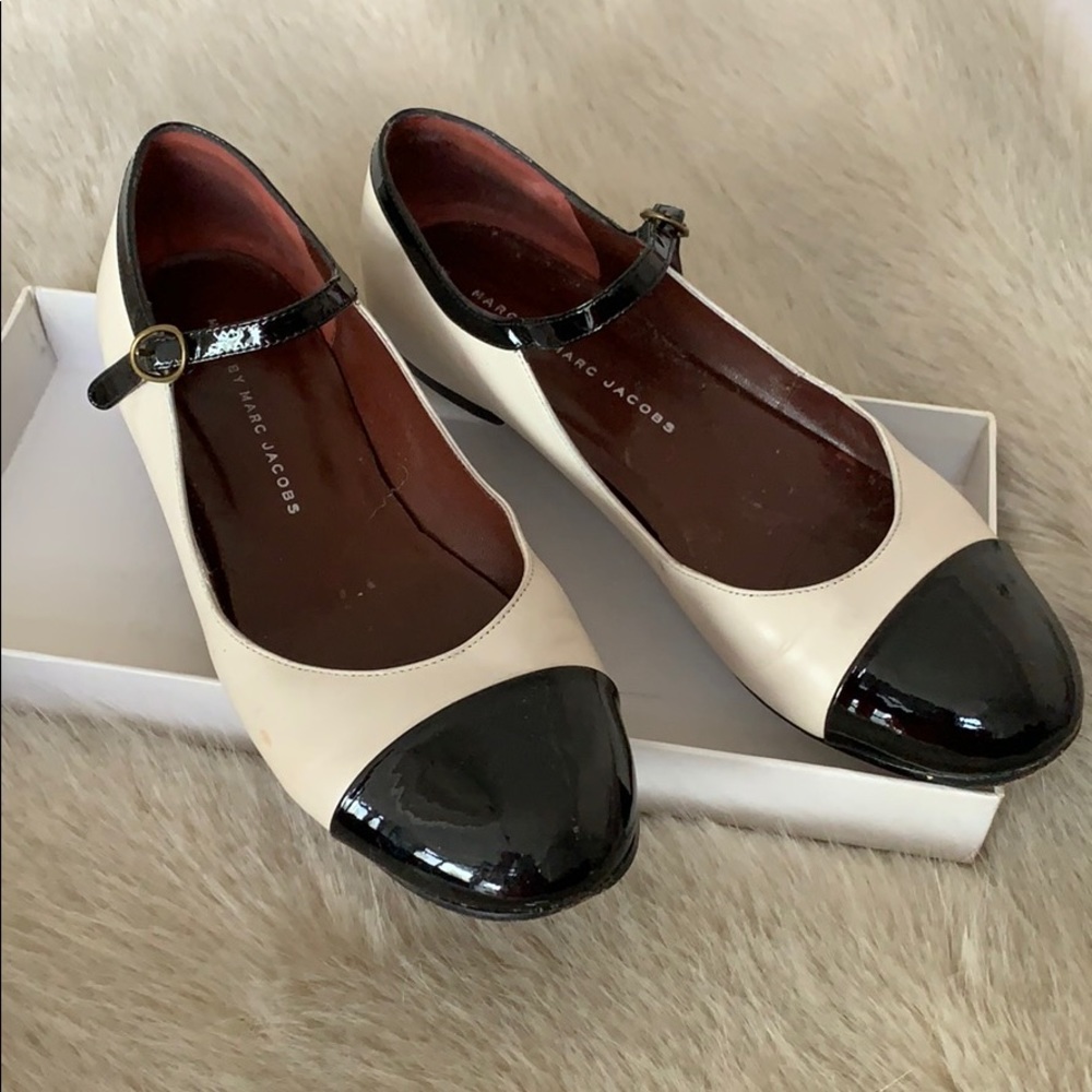 Marc by Marc Jacobs black and ivory flats